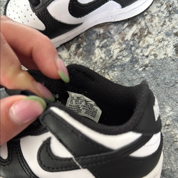 Nike Black and White Sneakers Low-Top Design - Picture 4 of 4